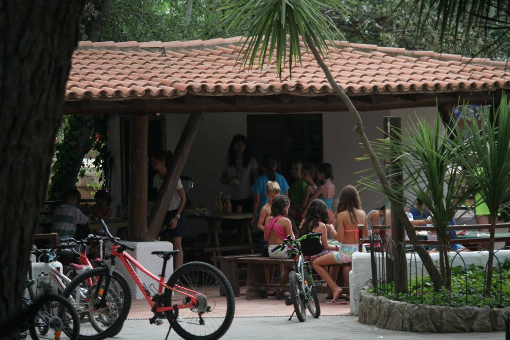 bicis aparcadas Miniclub camping Montroig